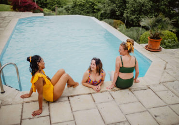 femmes en bikini body confinement